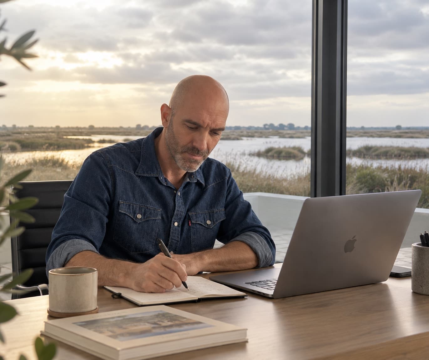 Benoît Nayraval, auteur de La librairie de Gustave, en train d'écrire face aux marais de Camargue